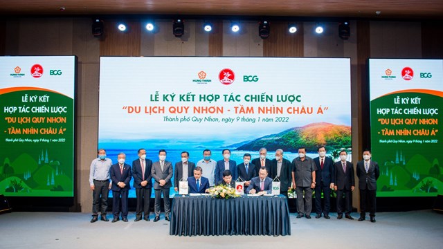 &Ocirc;ng Nguyễn Văn Cường &ndash; Ph&oacute; Chủ tịch Tập đo&agrave;n Hưng Thịnh (b&ecirc;n tr&aacute;i), &ocirc;ng II-Dong Kwon - Gi&aacute;m đốc điều h&agrave;nh v&agrave; Th&agrave;nh vi&ecirc;n Hợp danh, Tổng Gi&aacute;m đốc BCG Việt Nam (b&ecirc;n phải) v&agrave; &ocirc;ng Ng&ocirc; Ho&agrave;ng Nam &ndash; Chủ tịch UBND TP Quy Nhơn (ngồi giữa) thực hiện nghi thức k&yacute; kết thỏa thuận x&acirc;y dựng Đề &aacute;n ph&aacute;t triển du lịch Quy Nhơn đến năm 2030 &nbsp;