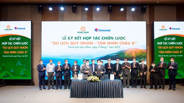 &Ocirc;ng Nguyễn Đ&igrave;nh Trung &ndash; Chủ tịch Tập đo&agrave;n Hưng Thịnh (b&ecirc;n tr&aacute;i) v&agrave; &ocirc;ng Nguyễn Quốc Kỳ - Chủ tịch HĐQT Vietravel (b&ecirc;n phải) k&yacute; kết hợp t&aacute;c chiến lược to&agrave;n diện giữa Tập đo&agrave;n Hưng Thịnh v&agrave; C&ocirc;ng ty Vietravel &nbsp;