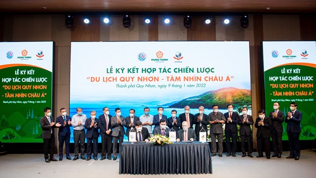 &Ocirc;ng Trương Văn Việt &ndash; Ph&oacute; Chủ tịch Tập đo&agrave;n Hưng Thịnh (ngồi giữa), PGS.TS Đỗ Ngọc Mỹ - Hiệu trưởng Trường Đại học Quy Nhơn (b&ecirc;n tr&aacute;i) v&agrave; Tiến sĩ Hank Duyverman - Gi&aacute;m đốc Ph&aacute;t triển học thuật Pegasus Vietnam (b&ecirc;n phải) thực hiện k&yacute; kết hợp t&aacute;c đ&agrave;o tạo ph&aacute;t triển nguồn nh&acirc;n lực cho mục ti&ecirc;u ph&aacute;t triển du lịch TP. Quy Nhơn &nbsp;
