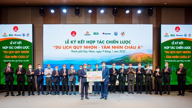 &Ocirc;ng L&ecirc; Trọng Khương - Tổng gi&aacute;m đốc Hưng Thịnh Land trao biểu trưng 100 tỷ đồng t&agrave;i trợ đ&agrave;o tạo nh&acirc;n lực du lịch tại B&igrave;nh Định. Ảnh: Hưng Thịnh Land. &nbsp;