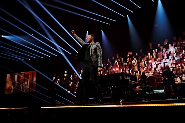 John Legend thăng hoa tr&ecirc;n s&acirc;n khấu h&ograve;a nhạc Lễ trao giải Nobel H&ograve;a b&igrave;nh 2017 &nbsp;