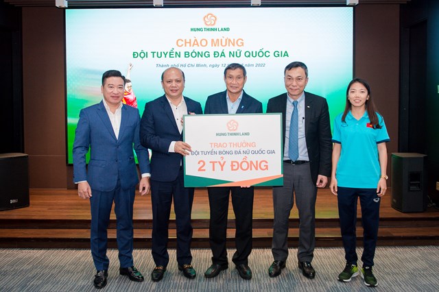 &Ocirc;ng Nguyễn Đ&igrave;nh Trung &ndash; Chủ tịch Tập đo&agrave;n Hưng Thịnh ki&ecirc;m Chủ tịch HĐQT Hưng Thịnh Land v&agrave; &ocirc;ng L&ecirc; Trọng Khương &ndash; Tổng gi&aacute;m đốc Hưng Thịnh Land trao thưởng 2 tỷ đồng cho đại diện đội tuyển b&oacute;ng đ&aacute; nữ quốc gia &nbsp;
