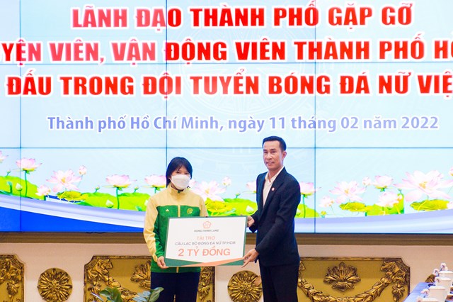 &Ocirc;ng Cao Minh Hiếu - Th&agrave;nh vi&ecirc;n HĐQT Tập đo&agrave;n Hưng Thịnh, ki&ecirc;m Ph&oacute; Tổng Gi&aacute;m đốc Hưng Thịnh Land trao t&agrave;i trợ 2 tỷ đồng cho đại diện CLB b&oacute;ng đ&aacute; nữ TP.HCM &nbsp;
