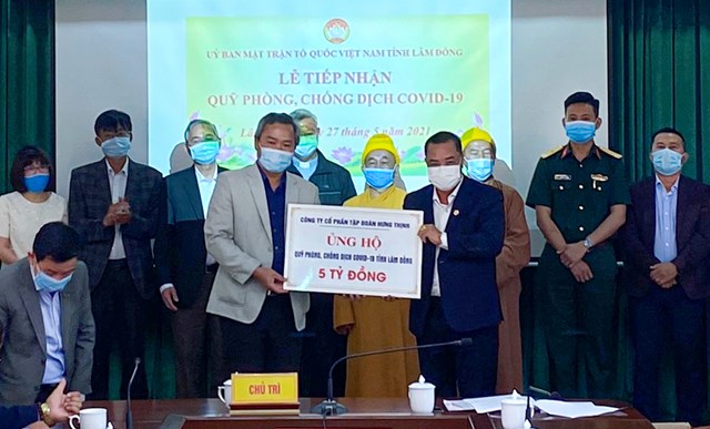 &Ocirc;ng L&ecirc; Hồng Việt &ndash; Ph&oacute; Chủ tịch ki&ecirc;m Ph&oacute; Tổng Gi&aacute;m đốc Tập đo&agrave;n Hưng Thịnh (b&ecirc;n phải) trao tặng 5 tỷ đồng cho Quỹ ph&ograve;ng, chống Covid-19 tỉnh L&acirc;m Đồng