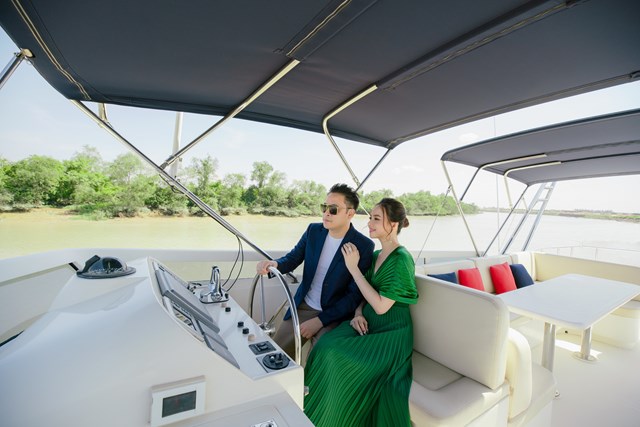 Vợ chồng đạo diễn Victor Vũ &ndash; Đinh Ngọc Diệp th&iacute;ch th&uacute; khi trải nghiệm s&ocirc;ng nước tại Aqua City