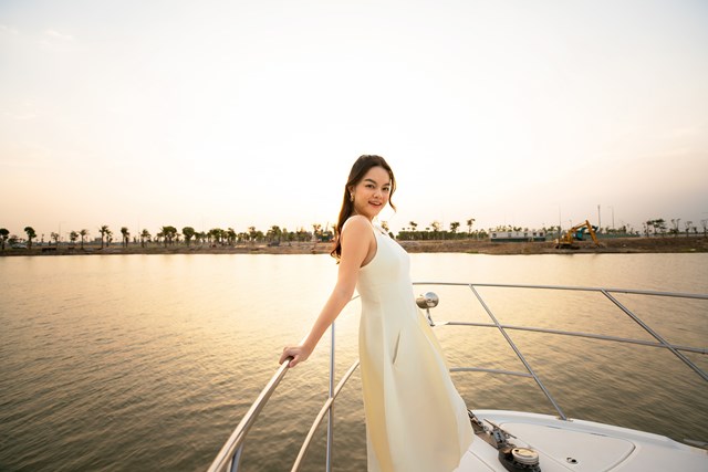 Ca sĩ Phạm Quỳnh Anh trong chuyến trải nghiệm kh&ocirc;ng gian sống tương lai tại đ&ocirc; thị đảo Phượng Ho&agrave;ng, Aqua City.