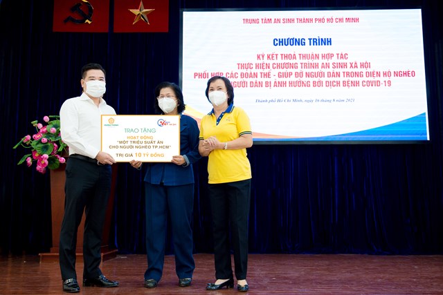 &Ocirc;ng Nguyễn Đ&igrave;nh Trung trao biểu trưng 10 tỷ đồng cho b&agrave; Vũ Kim Hạnh - Chủ tịch Hội Doanh nghiệp H&agrave;ng Việt Nam chất lượng cao, đại diện ban tổ chức chương tr&igrave;nh "V&ograve;ng tay Việt - S&agrave;i G&ograve;n" v&agrave; b&agrave; Cao Thị Ngọc Dung - đại diện tổ chức thiện nguyện "V&ograve;ng Tay Việt"