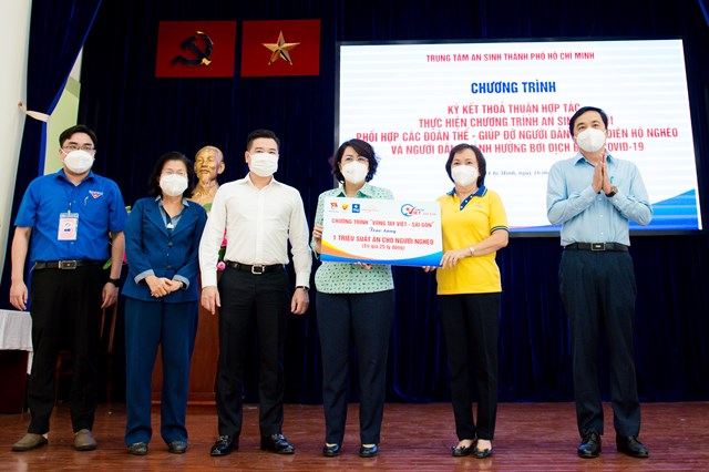 &Ocirc;ng Nguyễn Đ&igrave;nh Trung - Chủ tịch Tập đo&agrave;n Hưng Thịnh (thứ ba từ tr&aacute;i qua) c&ugrave;ng đại diện ban tổ chức chương tr&igrave;nh "V&ograve;ng tay Việt - S&agrave;i G&ograve;n" chung tay trao tặng một triệu suất ăn cho người ngh&egrave;o tại TP.HCM &nbsp;