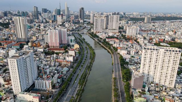 Một g&oacute;c đại lộ V&otilde; Văn Kiệt hồi th&aacute;ng 7. Ảnh: Th&agrave;nh Nguyễn