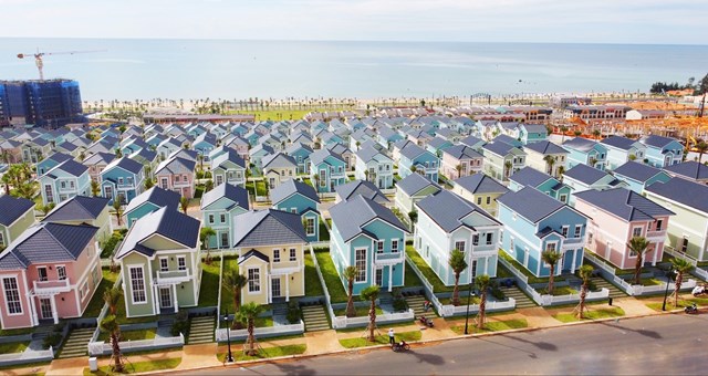 Sống cạnh biển l&agrave; một trong những giải ph&aacute;p để bảo vệ sức khỏe h&ocirc; hấp cho bản th&acirc;n v&agrave; gia đ&igrave;nh. Ảnh bi&ecirc;̣t thự bi&ecirc;̉n Florida tại NovaWorld Phan Thiet (Bình Thu&acirc;̣n) &nbsp;