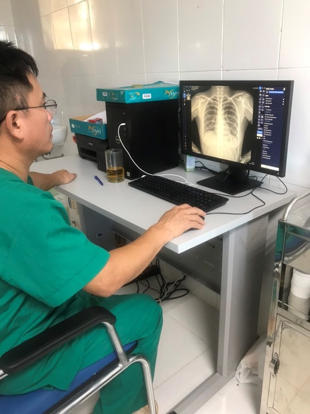 BS tại bệnh viện d&atilde; chiến Kỳ Anh sử dụng DrAid để theo d&otilde;i điều trị cho bệnh nh&acirc;n COVID-19 &nbsp;