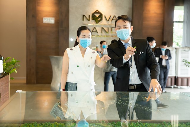 Anh Thơ tham quan v&agrave; t&igrave;m hiểu cơ hội đầu tư tại khu đ&ocirc; thị sinh th&aacute;i Aqua City quy m&ocirc; 1.000 ha ph&iacute;a Đ&ocirc;ng TP HCM hồi năm ngo&aacute;i. &nbsp;