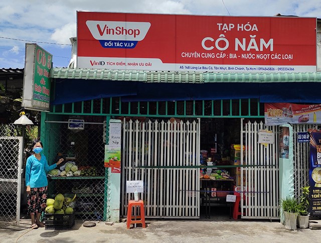 Nhờ nguồn h&agrave;ng ổn định từ VinShop, c&ocirc; Năm vẫn duy tr&igrave; được việc kinh doanh trong m&ugrave;a dịch. &nbsp;
