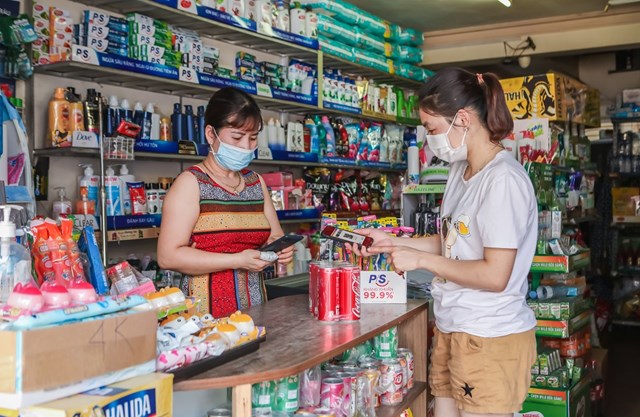 Nền tảng B2B2C từ VinShop v&agrave; VinID gi&uacute;p kh&aacute;ch h&agrave;ng được trải nghiệm thanh to&aacute;n kh&ocirc;ng tiền mặt ngay tại cửa h&agrave;ng tạp h&oacute;a. &nbsp;