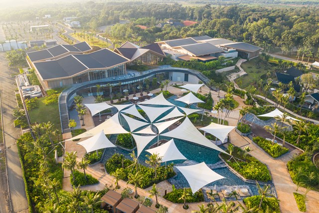 Springs Pool thuộc ph&acirc;n kỳ Binh Chau Onsen l&agrave; hồ bơi kho&aacute;ng trung t&acirc;m lớn nhất Đ&ocirc;ng Nam &Aacute; &nbsp;