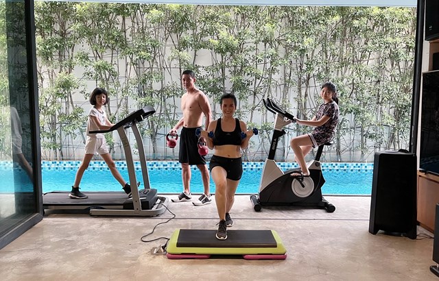 Gia đ&igrave;nh B&igrave;nh Minh lu&ocirc;n giữ tinh thần t&iacute;ch cực v&agrave; lối sống khỏe mạnh trong những ng&agrave;y gi&atilde;n c&aacute;ch. &nbsp;