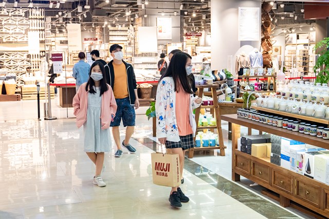C&aacute;c gian h&agrave;ng tại TTTM thu h&uacute;t h&agrave;ng trăm lượt kh&aacute;ch mỗi ng&agrave;y &nbsp;