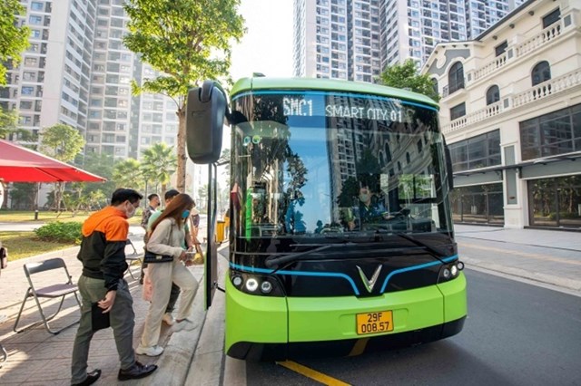 C&aacute;c tuyến xe bu&yacute;t điện th&ocirc;ng minh VinBus l&agrave; phương tiện di chuyển thuận tiện của cư d&acirc;n Vinhomes Smart City &nbsp;