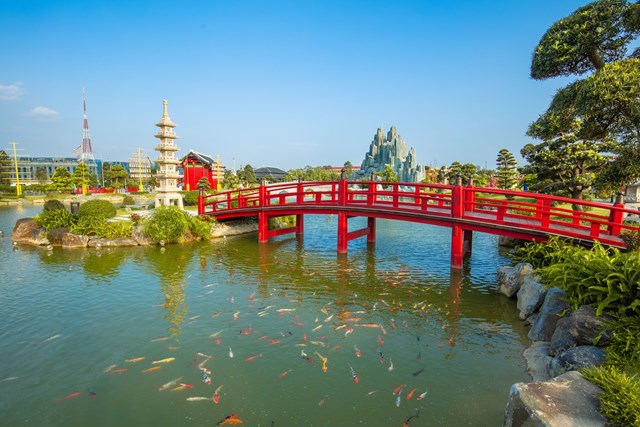 Dạo bước qua cầu, ngắm hồ c&aacute; cảnh mang đến cảm gi&aacute;c thư th&aacute;i. &nbsp;