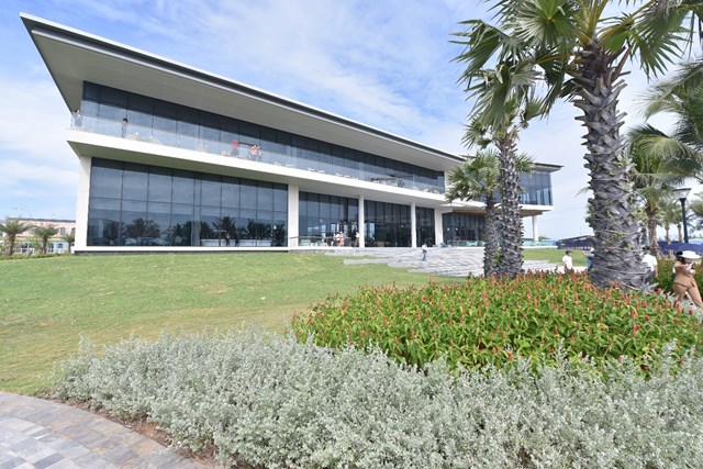Với kết cấu 2 tầng c&ugrave;ng tầm nh&igrave;n hướng biển, Welcome Center đem đến trải nghiệm đắm m&igrave;nh v&agrave;o thi&ecirc;n nhi&ecirc;n th&uacute; vị. &nbsp;