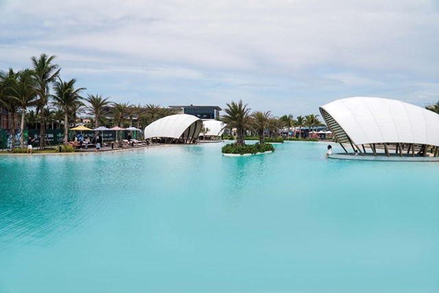 Ocean Pool l&agrave; một trong những điểm nhấn độc đ&aacute;o tại The Tropicana. &nbsp;