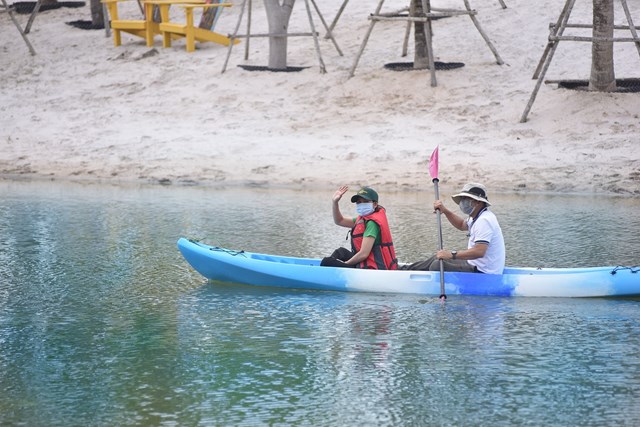 Trải nghiệm ch&egrave;o thuyền kayak độc đ&aacute;o giữa cảnh sắc thi&ecirc;n nhi&ecirc;n, g&acirc;y ấn tượng với nhiều du kh&aacute;ch v&agrave; nh&agrave; đầu tư. &nbsp;