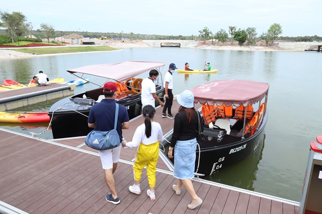 Du kh&aacute;ch trải nghiệm ch&egrave;o thuyền Kayak v&agrave; tham quan hồ cảnh quan tại NovaWorld Ho Tram (Xuy&ecirc;n Mộc, B&agrave; Rịa &ndash; Vũng T&agrave;u). &nbsp;