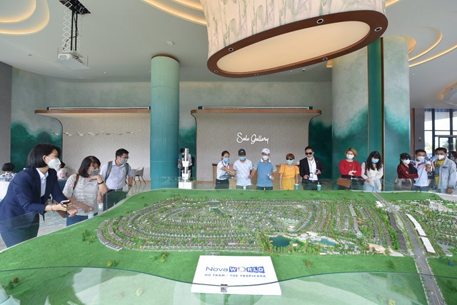 Nhiều kh&aacute;ch h&agrave;ng đ&atilde; đến tham quan, t&igrave;m hiểu th&ocirc;ng tin dự &aacute;n NovaWorld Ho Tram dịp cuối năm &nbsp;