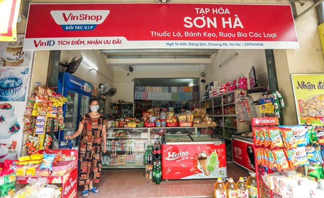 VinShop đang &ldquo;phủ đỏ&rdquo; mọi ng&otilde; ng&aacute;ch, l&ecirc;n đời c&ocirc;ng nghệ hơn 80.000 cửa h&agrave;ng tạp h&oacute;a. &nbsp;