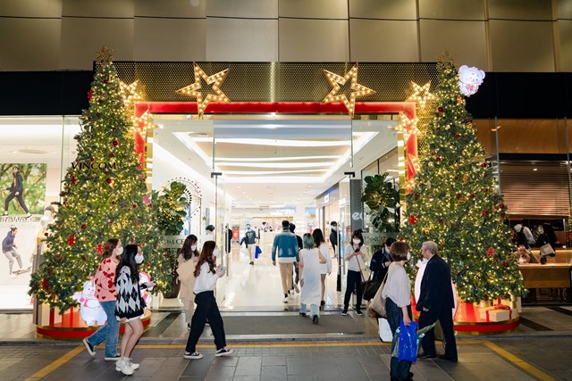 Tại c&aacute;c TTTM lớn như Vincom, c&aacute;c vị tr&iacute; đặt c&acirc;y th&ocirc;ng lu&ocirc;n l&agrave; khu vực &ldquo;đắt show&rdquo; nhất. Ở g&oacute;c check-in 360 độ xịn x&ograve; n&agrave;y, kh&aacute;ch h&agrave;ng chỉ cần đưa m&aacute;y ảnh l&ecirc;n l&agrave; tha hồ sắm được những bức ảnh &ldquo;ngh&igrave;n like&rdquo;.&nbsp;&nbsp;

B&iacute; k&iacute;p để c&oacute; bộ ảnh năm mới đậm chất m&ugrave;a lễ hội cuối năm ch&iacute;nh l&agrave; tận dụng &aacute;nh s&aacute;ng rực rỡ từ những khu vực trang tr&iacute; đẹp &ldquo;lịm tim&rdquo; tại TTTM