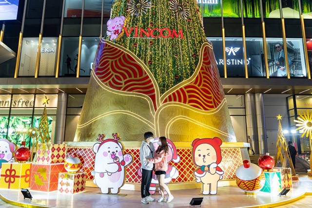 Với phong c&aacute;ch trang tr&iacute; đại dương phóng khoáng và tinh t&ecirc;́, TTTM &ldquo;b&ecirc;n bờ biển&rdquo; Vincom Mega Mall Ocean Park l&agrave; điểm check-in vừa l&atilde;ng mạn, vừa lung linh d&agrave;nh cho c&aacute;c bạn trẻ thế hệ mới. &nbsp;