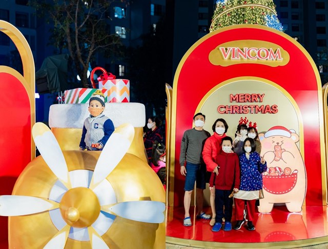 Vincom Mega Mall Times City lại trở th&agrave;nh &ldquo;thi&ecirc;n đường check-in&rdquo; của c&aacute;c gia đ&igrave;nh. Tại TTTM kh&aacute;c như Vincom Mega Mall Royal City, Vincom Center Nguy&ecirc;̃n Chí Thanh hay Vincom Center Landmark 81 (TP.HCM), những c&ocirc;ng tr&igrave;nh trang tr&iacute; độc đ&aacute;o cũng thu h&uacute;t đ&ocirc;ng đảo kh&aacute;ch h&agrave;ng, trở th&agrave;nh nơi lưu giữ những khoảnh khắc, kỷ niệm đẹp c&ugrave;ng bạn b&egrave; v&agrave; gia đ&igrave;nh v&agrave;o thời khắc &yacute; nghĩa nhất trong năm. &nbsp;