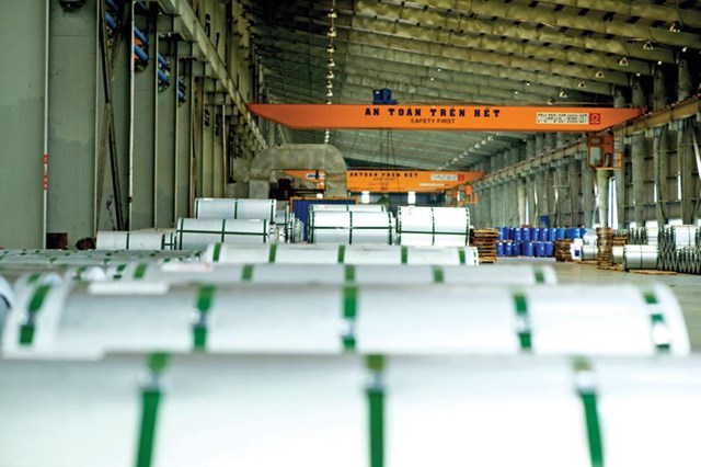 Sản phẩm của C&ocirc;ng ty cổ phần Tập đo&agrave;n Hoa Sen chiếm hơn 30% thị phần t&ocirc;n trong nước. Trong ảnh: Nh&agrave; m&aacute;y sản xuất T&ocirc;n Hoa Sen.