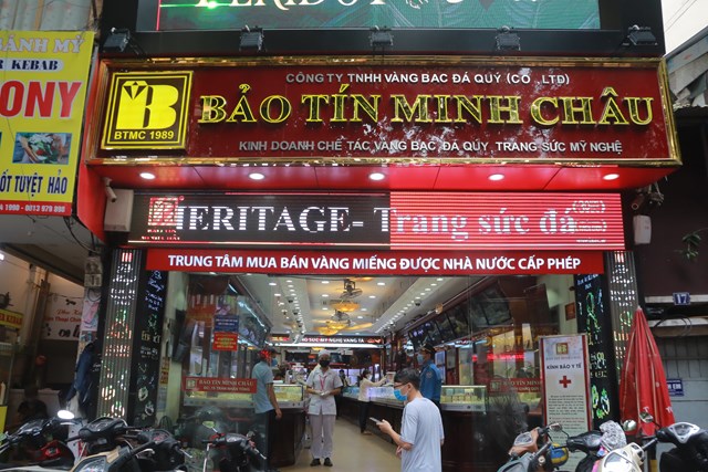 D&ugrave; gi&aacute; v&agrave;ng c&oacute; diễn biến tăng mạnh, tuy nhi&ecirc;n l&uacute;c 11h ng&agrave;y 18/8, Trần Nh&acirc;n T&ocirc;ng - con phố tập trung nhiều cửa h&agrave;ng v&agrave;ng vẫn rất vắng vẻ.
