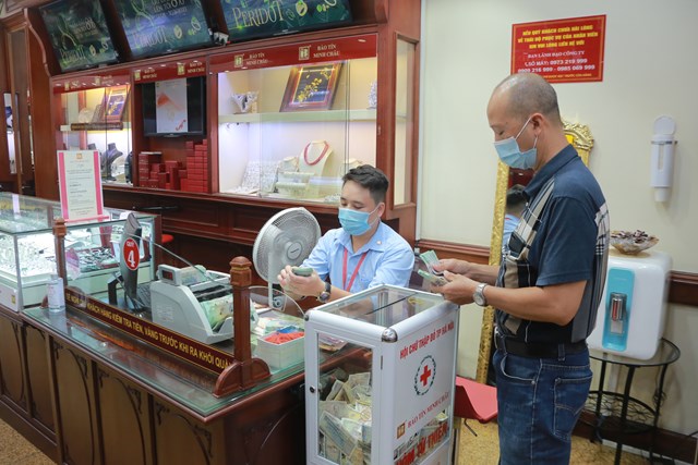 &nbsp;Anh Đ&agrave;o Hữu Ng&acirc;n (quận Long Bi&ecirc;n, H&agrave; Nội) l&agrave; một trong số &iacute;t kh&aacute;ch h&agrave;ng mua 4 c&acirc;y v&agrave;ng. Anh cho biết m&igrave;nh kh&ocirc;ng sợ gi&aacute; v&agrave;ng xuống v&igrave; x&aacute;c định đầu tư l&acirc;u d&agrave;i chứ kh&ocirc;ng lướt s&oacute;ng".&nbsp;