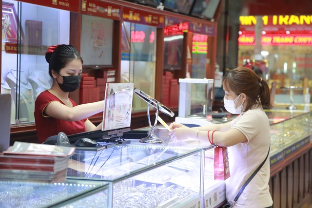 Một số &iacute;t kh&aacute;ch đến mua v&agrave;ng trang sức. &nbsp;