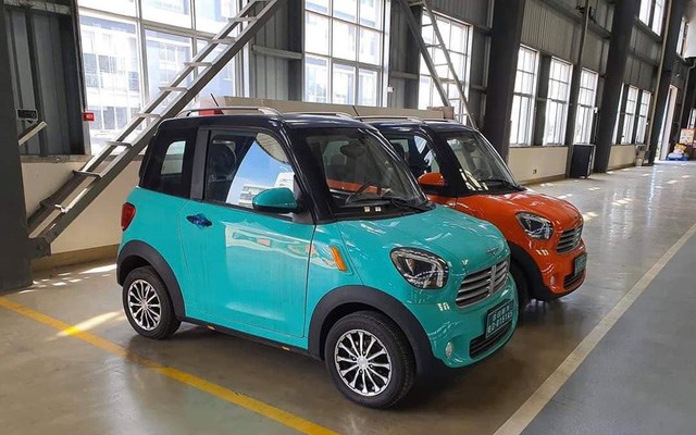 Nh&agrave; ph&acirc;n phối xe &ocirc; t&ocirc; DT Motor ở Th&aacute;i Lan đ&atilde; b&aacute;n những chiếc xe điện mini đầy m&agrave;u sắc với gi&aacute; 98.000 bath (khoảng 75 triệu đồng). Tr&ecirc;n c&aacute;c chợ xe, kh&ocirc;ng &iacute;t kh&aacute;ch h&agrave;ng người Việt đ&atilde; t&igrave;m kiếm nơi b&aacute;n chiếc &ocirc; t&ocirc; gi&aacute; rẻ n&agrave;y để l&agrave;m phương tiện đi lại "che mưa, che nắng", m&agrave; rẻ hơn nhiều d&ograve;ng xe m&aacute;y đang d&ugrave;ng. &nbsp;