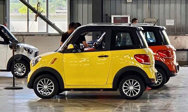 Chiếc xe được thiết kế như c&aacute;c xe 4 b&aacute;nh kh&aacute;c, c&oacute; 2 chỗ ngồi ở ph&iacute;a trước v&agrave; kh&ocirc;ng gian chứa đồ ph&iacute;a sau. Xe được trang bị đ&egrave;n LED trước, sau v&agrave; đ&egrave;n b&aacute;o gi&uacute;p tiết kiệm năng lượng. Vận tốc tối đa của xe l&agrave; 30 km/h v&agrave; chạy được 30 km mỗi lần sạc. &nbsp;