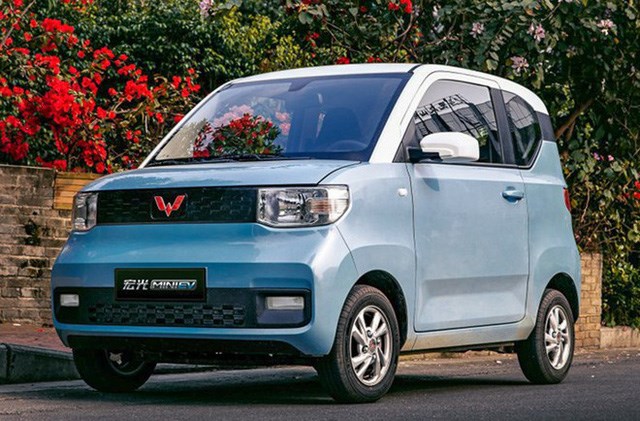 Wuling Hongguang Mini EV được sản xuất bởi li&ecirc;n doanh SAIC-GM-Wuling tại Trung Quốc, với gi&aacute; b&aacute;n ni&ecirc;m yết 28.800 nh&acirc;n d&acirc;n tệ, tương đương khoảng 96,6 triệu đồng. &nbsp;