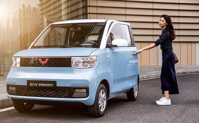 Wuling Hongguang Mini EV được thiết kế dựa tr&ecirc;n phong c&aacute;ch xe đ&ocirc; thị cỡ nhỏ, "na n&aacute;" Kia Morning. K&iacute;ch thước tổng thể của xe đạt 2917 x 1493 x 1621 mm, c&oacute; chiều d&agrave;i cơ sở 1940mm. Mặc d&ugrave; l&agrave; xe cỡ nhỏ, song Mini EV vẫn đảm bảo chở được 4 người (gồm cả t&agrave;i xế). &nbsp;