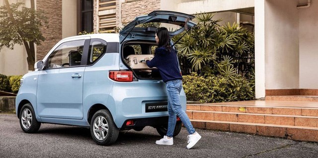 Xe trang bị an to&agrave;n gồm 2 t&uacute;i kh&iacute; trước, hệ thống chống b&oacute; cứng phanh ABS, ph&acirc;n bổ lực phanh điện tử EBD, cảnh b&aacute;o &aacute;p suất lốp v&agrave; cảm biến l&ugrave;i... Gi&aacute; rẻ v&agrave; trang bị đầy đủ tiện nghi cần thiết n&ecirc;n Wuling Hongguang Mini EV đ&atilde; nhận được khoảng 50.000 đơn đặt mua trong thời gian ngắn v&agrave; đ&acirc;y l&agrave; một kỷ lục mới tr&ecirc;n thị trường &ocirc; t&ocirc; điện tại thị trường Trung Quốc. &nbsp;