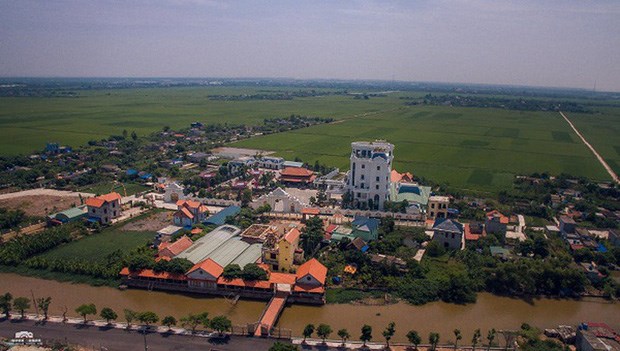 T&ograve;a "l&acirc;u đ&agrave;i" của đại gia Ng&ocirc; Văn Ph&aacute;t nằm ở th&ocirc;n T&acirc;n Tr&agrave;o, x&atilde; Nam Hưng, huyện Tiền Hải, tỉnh Th&aacute;i B&igrave;nh. C&ocirc;ng tr&igrave;nh gồm 5 tầng nh&agrave;, thiết kế theo phong c&aacute;ch Ch&acirc;u &Acirc;u.