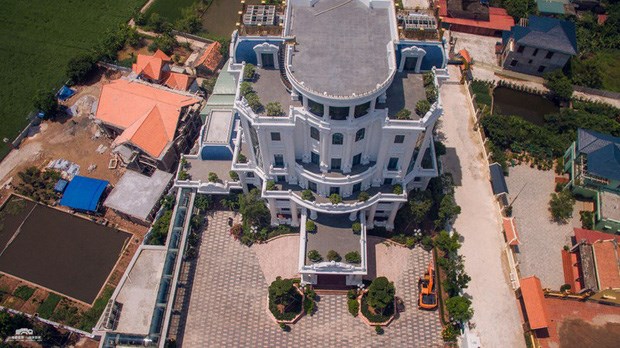 Để c&oacute; diện t&iacute;ch đất x&acirc;y dựng t&ograve;a "l&acirc;u đ&agrave;i" n&agrave;y, theo người d&acirc;n địa phương, gia đ&igrave;nh &ocirc;ng Ph&aacute;t đ&atilde; phải thuyết phục một số hộ d&acirc;n xung quanh chuyển nhượng lại diện t&iacute;ch đất thuộc sở hữu của họ. Thời gian t&iacute;nh từ khi động thổ khởi c&ocirc;ng đến khi ho&agrave;n th&agrave;nh của tư gia nh&agrave; đại gia xăng dầu khoảng gần chục năm.