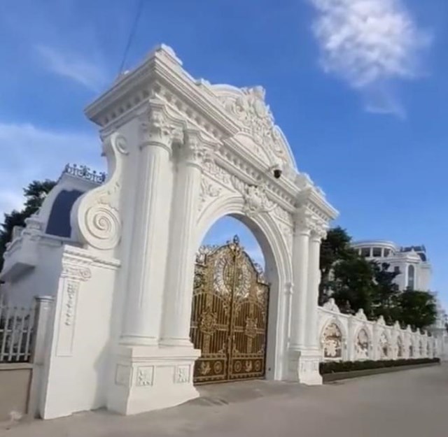 Cổng v&agrave;o c&ocirc;ng tr&igrave;nh được trang bị hệ thống camera an ninh th&ocirc;ng minh. Ph&iacute;a trong khu&ocirc;n vi&ecirc;n l&agrave; hồ nước rộng v&agrave;&nbsp;hệ thống c&acirc;y cảnh.