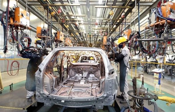 D&acirc;y chuyền lắp r&aacute;p &ocirc;t&ocirc; du lịch tại nh&agrave; m&aacute;y của C&ocirc;ng ty cổ phần &Ocirc; t&ocirc; Trường Hải (Thaco) trong Khu kinh tế mở Chu Lai, huyện N&uacute;i Th&agrave;nh, tỉnh Quảng Nam. Ảnh: TTXVN