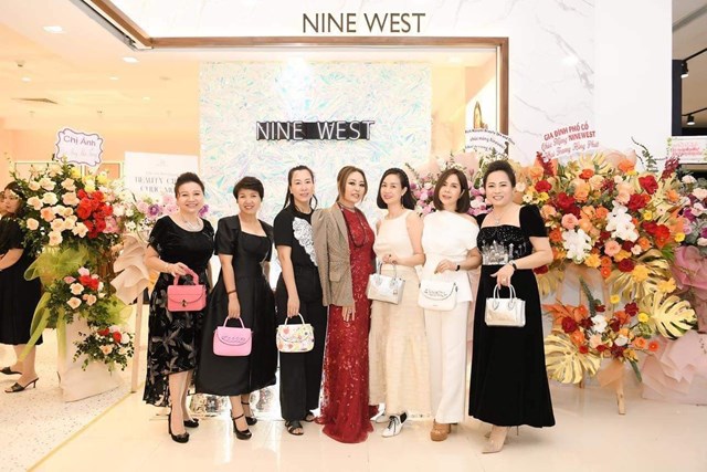 Bà Nguyễn Minh Diệp (váy đỏ) - Giám đốc Công ty TNHH Hiệp Việt (nhà nhượng quyền và đại diện Nine West tại Việt Nam)