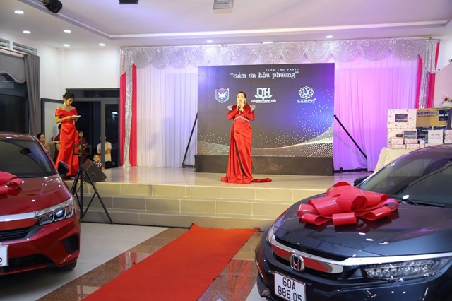 Doanh nh&acirc;n Lương Thị Xu&acirc;n chơi lớn tặng 2 &ocirc; t&ocirc; cho nh&acirc;n vi&ecirc;n xu&acirc;́t sắc trong Gala cu&ocirc;́i năm &ldquo;Cảm ơn h&acirc;̣u phương&rdquo;