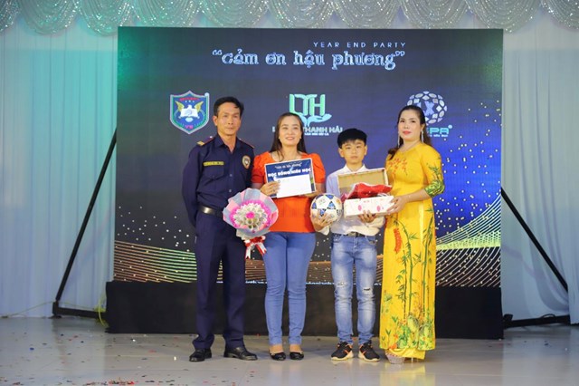 Bên cạnh đó còn nhiều phần quà giá trị khác cũng được trao tặng