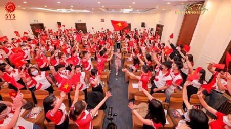 Chuy&ecirc;n gia Vũ Thị Th&uacute;y Liễu c&ugrave;ng với những học vi&ecirc;n của kh&oacute;a đ&agrave;o tạo Ph&ugrave; Thủy B&aacute;n H&agrave;ng 