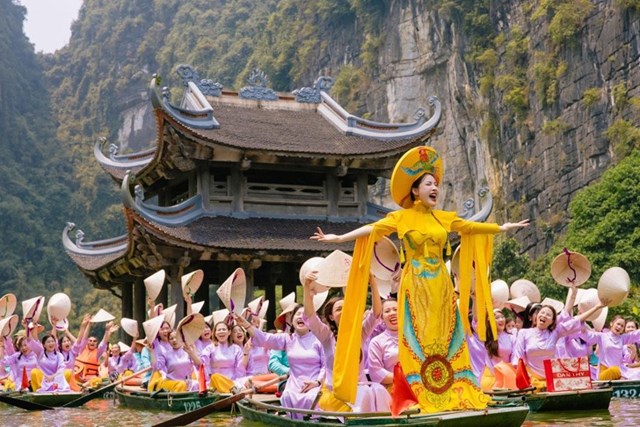 Doanh Nh&#226;n Nguyễn Linh Li&#234;n - H&#236;nh mẫu l&#253; tưởng cho người phụ nữ hiện đại - Ảnh 1